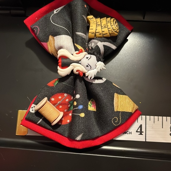 Disney’s Cruella bow - Picture 4 of 4